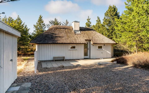 Udder - 1.3Km from the Sea: Möbel, Interior Design, Holz, Decke, Flooring, Fussboden, Holzboden, Küche & Esszimmer Tisch, Tabelle, Light Fixture