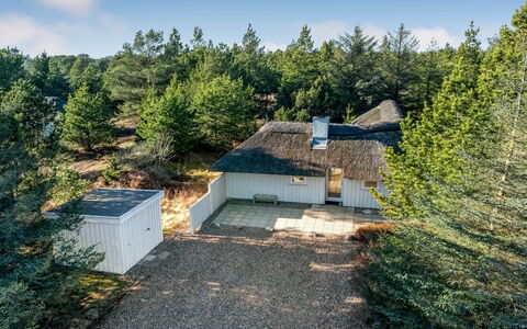 Udder - 1.3Km from the Sea: Möbel, Interior Design, Holz, Decke, Flooring, Fussboden, Holzboden, Küche & Esszimmer Tisch, Tabelle, Light Fixture