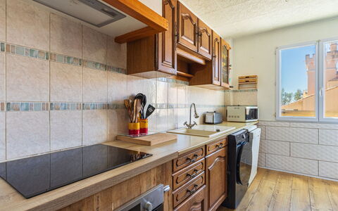 Marius Bondil: Küche, Countertop, Cabinetry, Holz, Flooring, Major Appliance, Möbel, Küchengerät, Interior Design, Fussboden