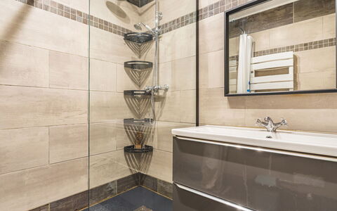 Marius Bondil: Flooring, Interior Design, Armatur, Fussboden, Badezimmer, Fliese, Installation, Verbundwerkstoff, Spiegel, Decke