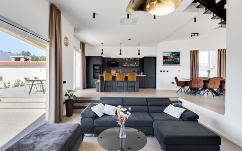 Nikoleta: Möbel, Interior Design, Flooring, Couch, Wand, Fussboden, Decke, Holz, Wohnzimmer, Zuhause