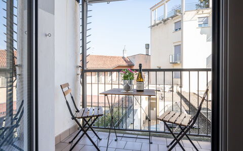Alba 46: Balkon, Wohnung, Eisen, Geländer, Metall, Veranda, Stuhl, Glas, Baluster, Aluminium