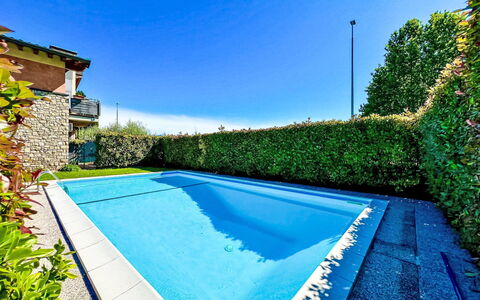 Parma House: Schwimmbad, Blau, Wasser, Verbundwerkstoff, Resort, Eco Hotel, Water Feature, Freizeit, Garten, Landscaping