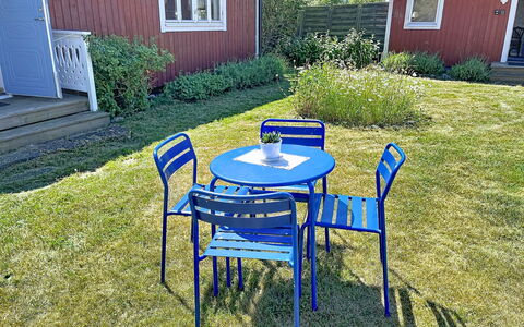 Villa Alvaret: Blau, Möbel, Gartenmöbel, Stuhl, Tisch Im Freien, Garten, Rasen, Hinterhof, Schatten, Garten