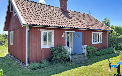 Villa Alvaret: Haus, Fenster, Gebäude, Dach, Gras, Holz, Zuhause, Hütte, Strauch