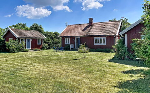 Villa Alvaret: Gras, Gebäude, Haus, Dach, Zuhause, Hütte, Wohngebiet, Grundstueck, Strauch, Landschaft
