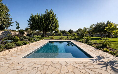 Villa Il Carato, Private Pool, Modica: Schwimmbad, Verbundwerkstoff, Flagstone, Garten, Fliese, Water Feature, Landscaping, Design, Schatten, Hinterhof