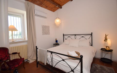Villa Il Carato, Private Pool, Modica: Bett, Möbel, Schlafzimmer, Interior Design, Wand, Bedding, Bettdecke, Fussboden, Flooring, Holz