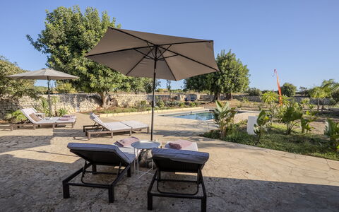 Villa Il Carato, Private Pool, Modica: Regenschirm, Gartenmöbel, Möbel, Schwimmbad, Stuhl, Sonnenliege, Schatten, Resort, Tisch Im Freien, Landscaping