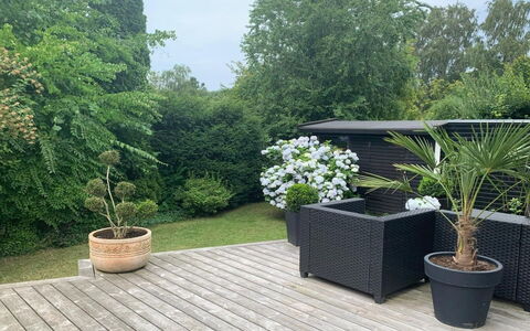 Har - 685M from the Sea: Blumentopf, Strauch, Garten, Deck, Zimmerpflanze, Schatten, Hartholz, Gartenmöbel, Hinterhof