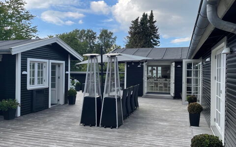 Har - 685M from the Sea: Dach, Zuhause, Gartenmöbel, Tür, Schatten, Tisch Im Freien, Veranda, Abstellgleis, Blumentopf, Hütte