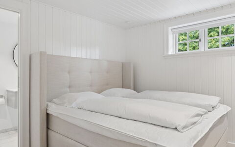 Har - 685M from the Sea: Schlafzimmer, Bett, Flooring, Fussboden, Bedding, Bettdecke, Bettrahmen, Linens, Matratze, Hartholz