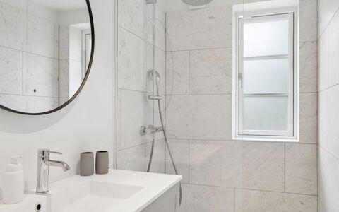 Har - 685M from the Sea: Badezimmer, Armatur, Wand, Flooring, Interior Design, Fussboden, Bad Sink, Sinken, Spiegel, Zapfhahn