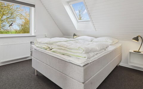 Milan - 20Km from the Sea: Schlafzimmer, Bedding, Einfrieren, Bett, Linens, Bettrahmen, Schnee, Bettdecke, Daylighting