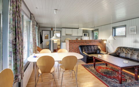 Kate - 700M to the Fjord: Decke, Interior Design, Zuhause, Couch, Wohnzimmer, Light Fixture, Hartholz, Holzbeize