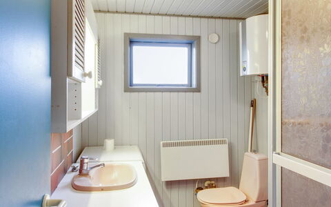 Kate - 700M to the Fjord: Wand, Armatur, Bad Sink, Flooring, Holz, Fussboden, Sinken, Badezimmer, Interior Design, Toilette