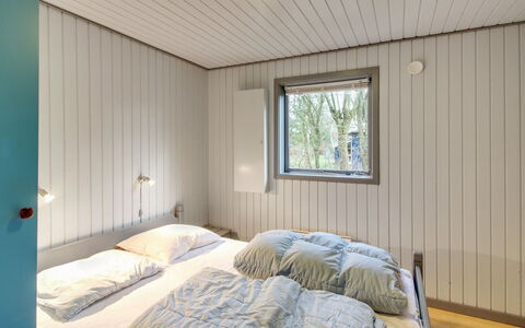Kate - 700M to the Fjord: Schlafzimmer, Holz, Bett, Decke, Interior Design, Bettdecke, Bedding, Fussboden, Flooring, Bettrahmen