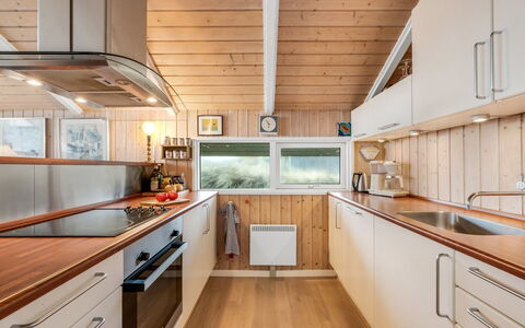 Fritza - 400M from the Sea: Holz, Küche, Flooring, Interior Design, Countertop, Fussboden, Decke, Major Appliance, Küchengerät, Holzbeize