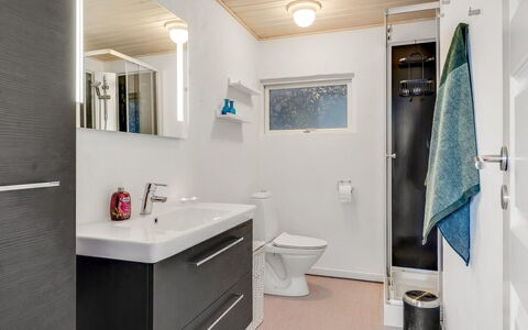 Danail - 250M from the Sea: Armatur, Badezimmer, Flooring, Bad Sink, Sinken, Interior Design, Fussboden, Badezimmerschrank, Zapfhahn, Spiegel