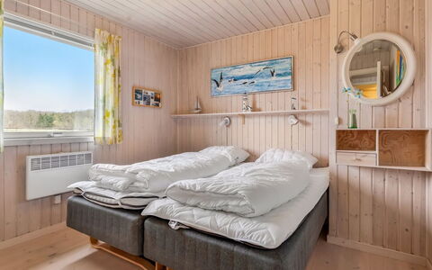 Danail - 250M from the Sea: Holz, Schlafzimmer, Möbel, Bett, Interior Design, Bettdecke, Bedding, Bettrahmen, Decke, Zimmer