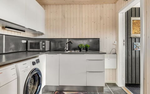 Danail - 250M from the Sea: Major Appliance, Waschmaschine, Flooring, Holz, Interior Design, Küche, Küchengerät, Decke, Fussboden, Haushaltsgerät