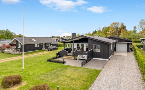 Danail - 250M from the Sea: Dach, Haus, Zuhause, Hütte, Tür, Abstellgleis, Deck, Veranda, Planke, Hartholz