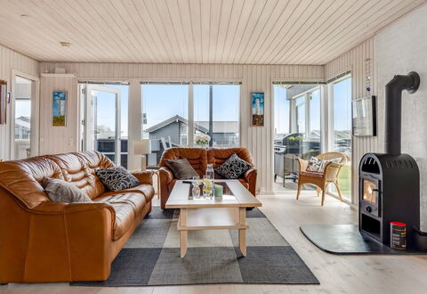 Danail - 250M from the Sea: Holz, Zuhause, Möbel, Holzboden, Wohnzimmer, Hartholz, Couch, Stuhl, Holzbeize