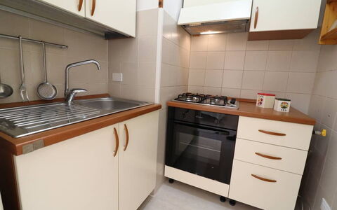Alice: Küche, Cabinetry, Küchengerät, Countertop, Major Appliance, Holz, Flooring, Spüle, Schublade, Herd