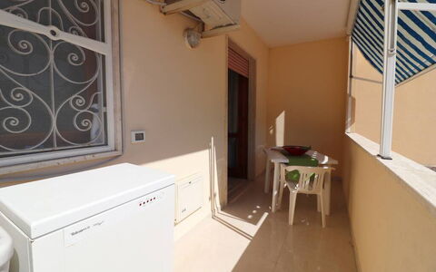 Alice: Flooring, Fussboden, Wohnung, Holzbeize, Balkon, Daylighting