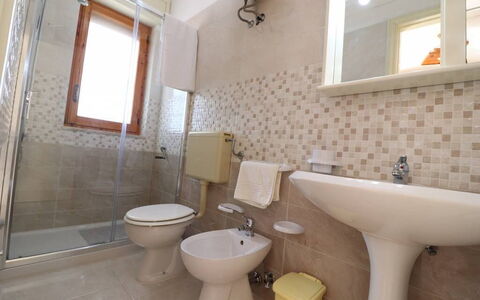 Alice: Badezimmer, Flooring, Armatur, Fussboden, Interior Design, Bad Sink, Toilleten Sitz, Toilette, Sinken, Installation