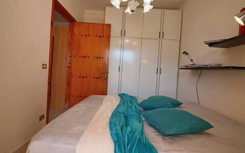 Myriam: Möbel, Bett, Wand, Schlafzimmer, Interior Design, Fussboden, Holz, Flooring, Bettdecke, Zimmer