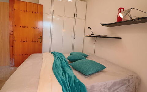 Myriam: Bett, Möbel, Schlafzimmer, Wand, Interior Design, Bettdecke, Bedding, Flooring, Fussboden, Zimmer