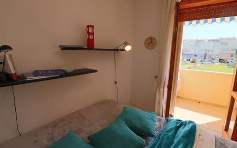 Myriam: Interior Design, Möbel, Fussboden, Zimmer, Flooring, Schlafzimmer, Orange, Bett, Wohnung, Decke