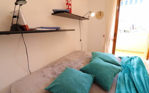 Myriam: Möbel, Interior Design, Wand, Bett, Schlafzimmer, Zimmer, Holz, Fussboden, Bettdecke, Flooring