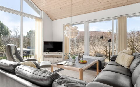 Safina - 1Km from the Sea: Interior Design, Holz, Couch, Flooring, Decke, Möbel, Wohnzimmer, Fussboden, Holzboden, Zuhause