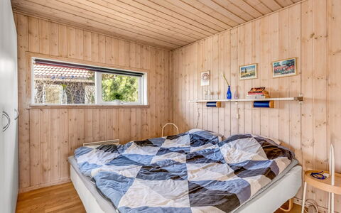 Safina - 1Km from the Sea: Holz, Schlafzimmer, Interior Design, Fussboden, Bett, Decke, Bettdecke, Zuhause, Bedding, Holzbeize
