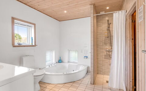 Safina - 1Km from the Sea: Flooring, Interior Design, Armatur, Fussboden, Holz, Decke, Badezimmer, Installation, Beleuchtung, Zimmer