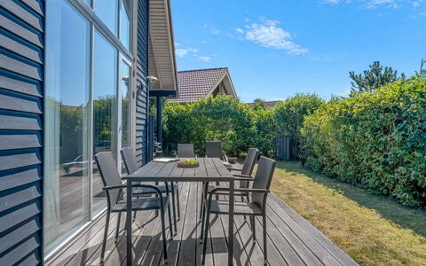Safina - 1Km from the Sea: Holz, Planke, Deck, Hartholz, Schatten, Promenade, Veranda, Holzbeize, Abstellgleis, Walkway