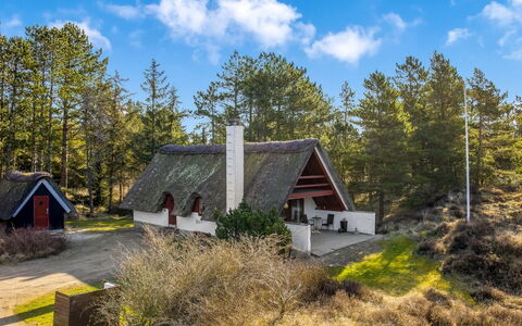 Evelyn - 2.8Km from the Sea: Möbel, Holz, Interior Design, Flooring, Fussboden, Stuhl, Zimmer, Decke, Wohnzimmer, Wohnung