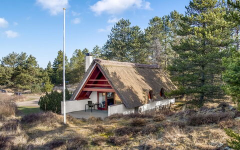Evelyn - 2.8Km from the Sea: Möbel, Holz, Interior Design, Flooring, Fussboden, Stuhl, Zimmer, Decke, Wohnzimmer, Wohnung