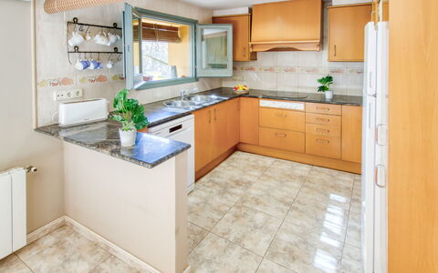 Ca L'Andreu: Küche, Countertop, Flooring, Cabinetry, Interior Design, Küchengerät, Fussboden, Major Appliance, Möbel, Sinken