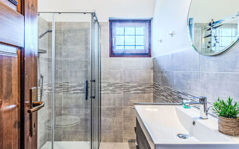 Lidia: Badezimmer, Armatur, Flooring, Interior Design, Fussboden, Zapfhahn, Sinken, Installation, Fliese, Bad Sink