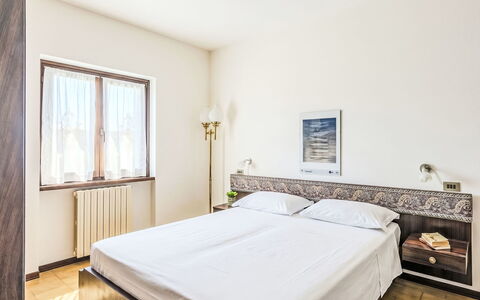 Lidia: Bett, Interior Design, Möbel, Schlafzimmer, Flooring, Wand, Fussboden, Bettdecke, Bedding, Zimmer