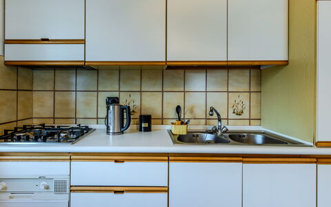 Lidia: Küche, Küchengerät, Countertop, Major Appliance, Interior Design, Holz, Cabinetry, Herd, Spüle, Herd
