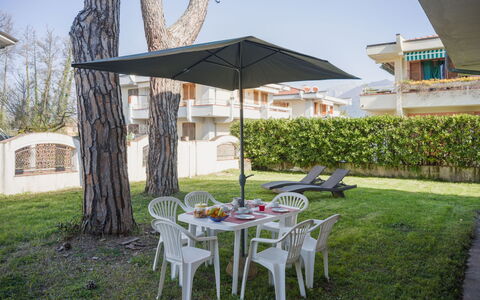 Grande Appartamento: Regenschirm, Schatten, Gartenmöbel, Rasen, Garten, Tisch Im Freien, Stuhl, Landscaping, Garten, Eco Hotel