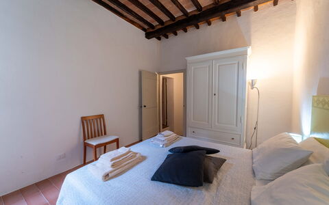Le Loggine del Pignatello Apartment, Siena City: Bett, Schlafzimmer, Wand, Fussboden, Flooring, Interior Design, Holz, Bettdecke, Decke, Möbel