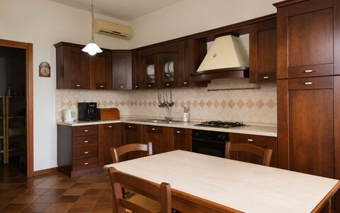 Villa Margi: Flooring, Möbel, Holz, Interior Design, Küche, Cabinetry, Fussboden, Countertop, Schrank, Braun