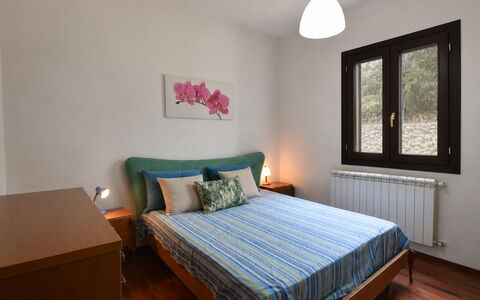 Villa Margi: Bett, Möbel, Interior Design, Bedding, Schlafzimmer, Bettdecke, Wand, Zimmer, Holz, Fussboden