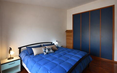 Villa Margi: Bett, Schlafzimmer, Möbel, Interior Design, Bedding, Bettdecke, Holz, Flooring, Zimmer, Fussboden