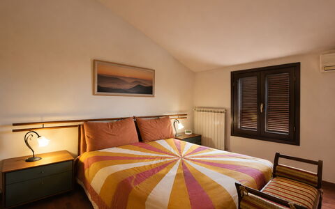 Villa Margi: Interior Design, Wand, Flooring, Holz, Möbel, Fussboden, Schlafzimmer, Bett, Decke, Zimmer